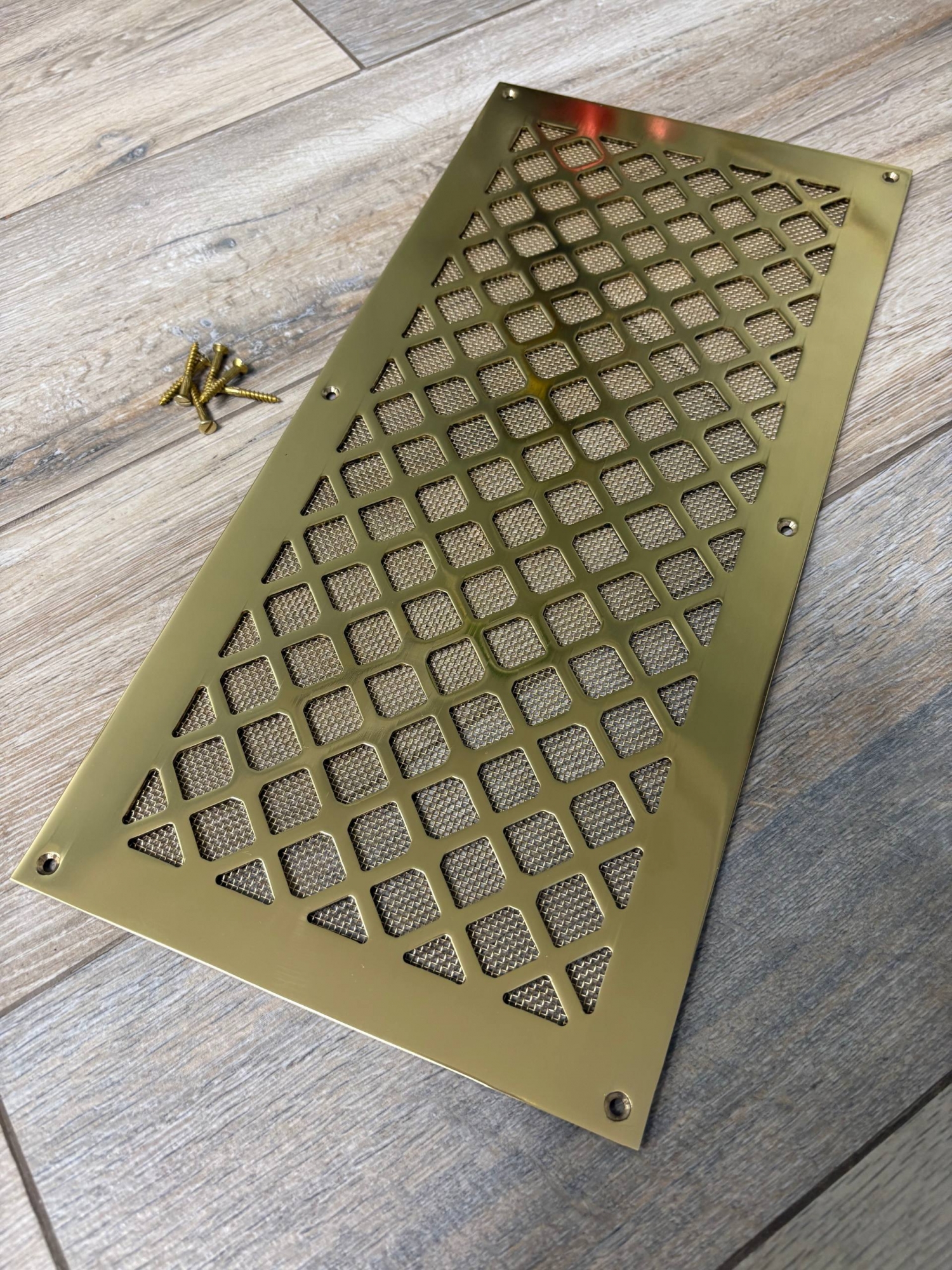 Вентиляционная решётка латунная полированная с сеточкой и шурупами ЛР18 400х200